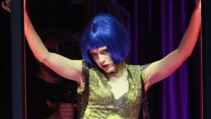 Την καταλάβατε; Αγνώριστη πάνω στη σκηνή νεαρή πρωταγωνίστρια (ΦΩΤΟ)