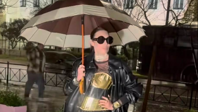 Αναστάτωση στο κέντρο της Αθήνας από φωτογράφιση γνωστής Ελληνίδας!