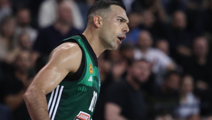 Ξέσπασμα Σλούκα στη λήξη του τελικού - Η κίνηση προς την κερκίδα (ΒΙΝΤΕΟ)