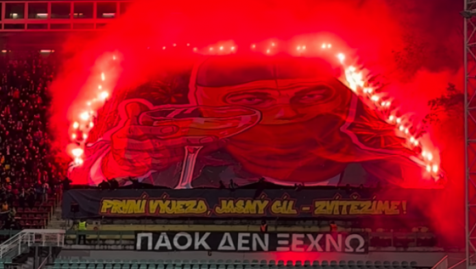 Συγκλονιστικό πανό των οπαδών της Σπάρτα Πράγας για τα «αετόπουλα»! (vid)
