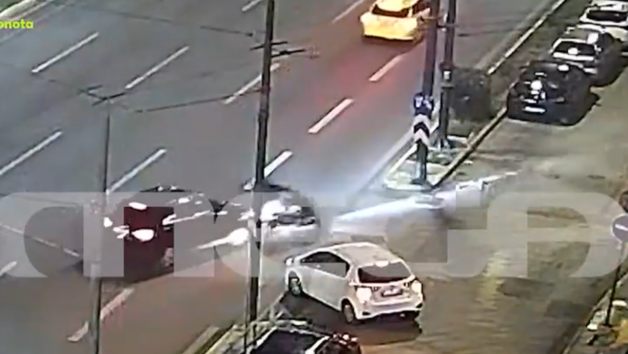 Τροχαίο σοκ στη Συγγρού: Σε κρίσιμη κατάσταση οδηγός μηχανής (ΒΙΝΤΕΟ)