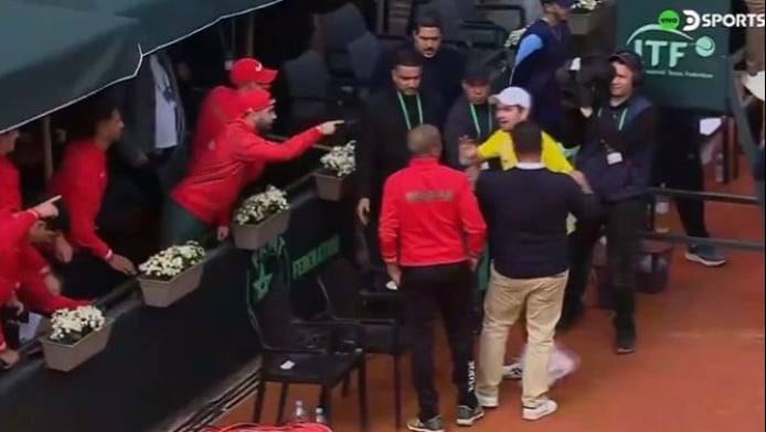 Αδιανόητο σκηνικό σε αγώνα τένις: Προκλήσεις, μπουκάλια και αποχώρηση (Vid)