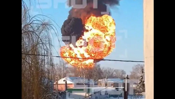 Ισχυρή έκρηξη μετά από εκτροχιασμό τρένου που μετέφερε βενζίνη (ΒΙΝΤΕΟ)