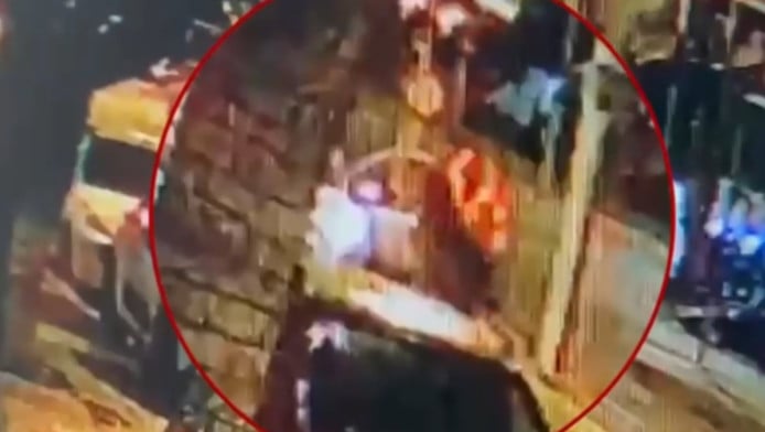 Καλλιθέα: Παρέσυρε πεζό και βγήκε για να τον βρίσει αντί να τον βοηθήσει