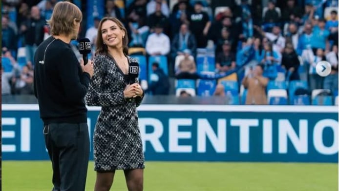 Ο Σπαλέτι φίλησε δημοσιογράφο για να δείξει τι είναι επαφή (ΒΙΝΤΕΟ)