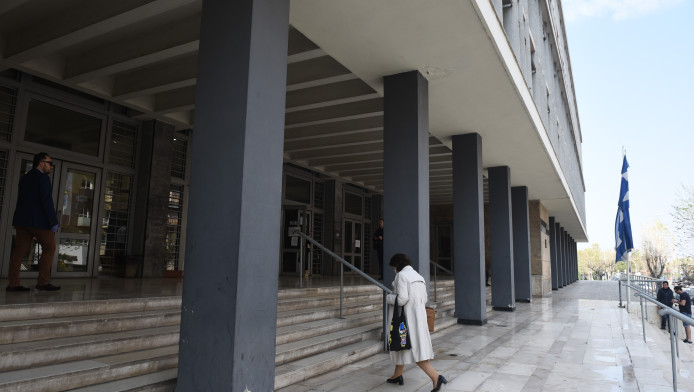 Υπό κράτηση οι 8 για το επεισόδιο στα δημοσιογραφικά - Αναβολή στη δίκη