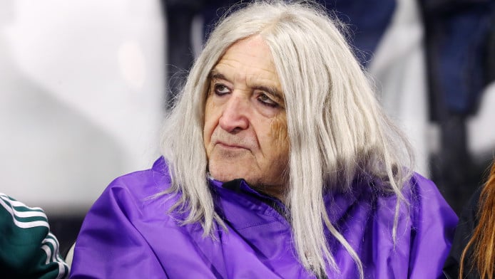 Χαμός με το νέο τραγούδι του Καρβέλα για τις γυναίκες – «Τη λένε πουτ@@@»!