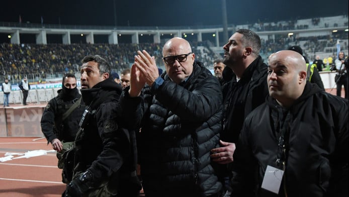 Χαμός με τον Μπέο και την προκλητική κίνηση προς οπαδούς της ΑΕΚ (ΦΩΤΟ)