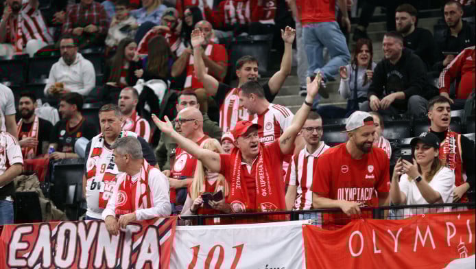 Φοβερό στιγμιότυπο με τους οπαδούς του Ολυμπιακού στο Παρίσι! (ΒΙΝΤΕΟ)