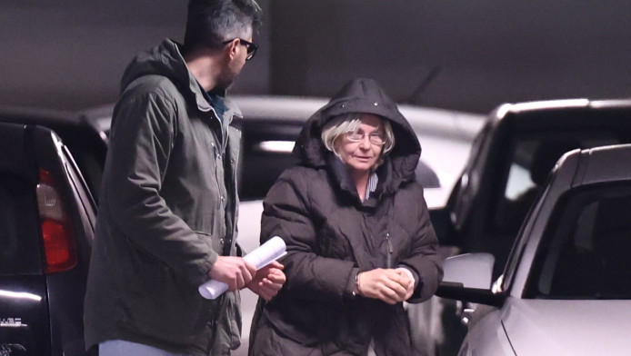 Με χειροπέδες η Ελένη Ζαρούλια οδηγείται στις φυλακές Θήβας (ΒΙΝΤΕΟ)