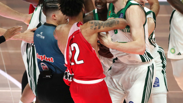 "Ξύλο": Χαμός με Ναν-Ντόρσεϊ, αντάλλαξαν… κουτουλιές και αποβλήθηκαν! (Vid)