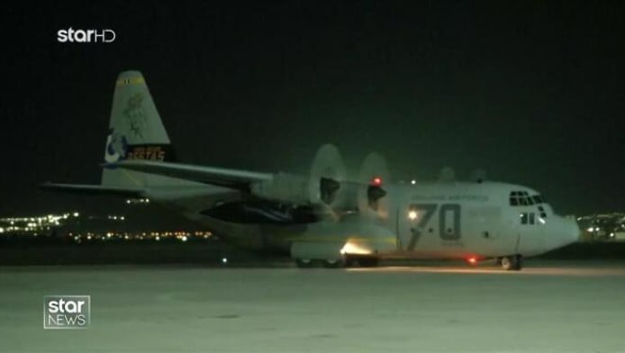 Η στιγμή που 91 Έλληνες επιστρέφουν με C-130 από τη Μέση Ανατολή