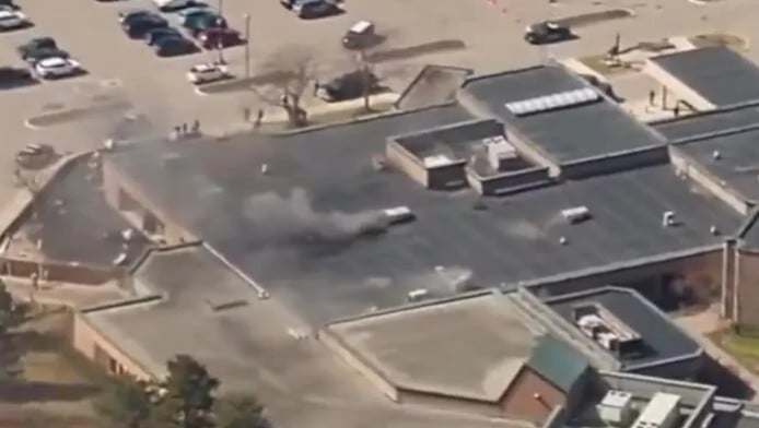 Μίσιγκαν: Αυτοκίνητο έπεσε σε συναγωγή - Άνοιξε πυρ ο οδηγός (ΒΙΝΤΕΟ)