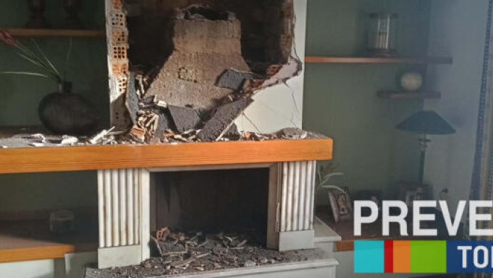 Κεραυνός χτύπησε σπίτι στην Πρέβεζα - Από θαύμα γλίτωσε ζευγάρι (ΒΙΝΤΕΟ)