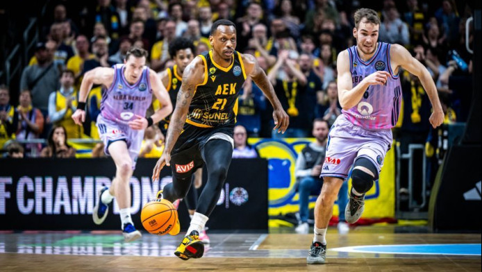 Βασίλισσα στο Βερολίνο η ΑΕΚ - Διπλό με Άλμπα στην παράταση & πλεονέκτημα 