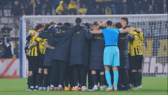 Τι έλεγαν οι παίκτες της ΑΕΚ στα αποδυτήρια - Ελληνική ατάκα του Νίκολιτς