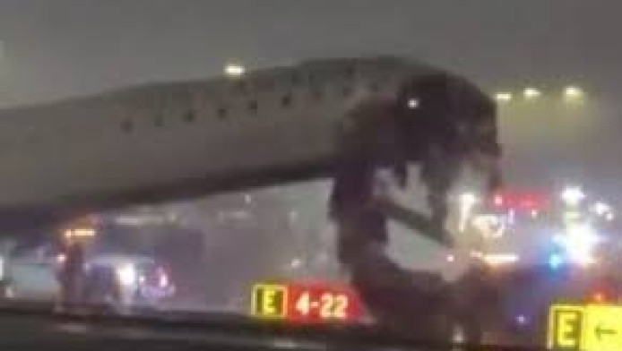 ΣΟΚ στις ΗΠΑ! Σύγκρουση αεροπλάνου με πυροσβεστικό όχημα σε αεροδρόμιο