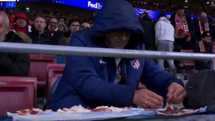 Απίστευτο σκηνικό! Φίλαθλος έφτιαχνε σάντουιτς την ώρα του Ατλέτικο-Τότεναμ