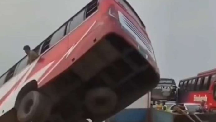 Πολύνεκρη τραγωδία στο Μπαγκλαντές! Λεωφορείο έπεσε σε ποταμό - Βίντεο-ΣΟΚ