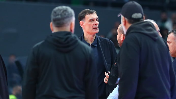 Καταγγελίες Ολυμπιακού για ΟΑΚΑ - Επεισόδιο με Μπαρτζώκα στο ημίχρονο