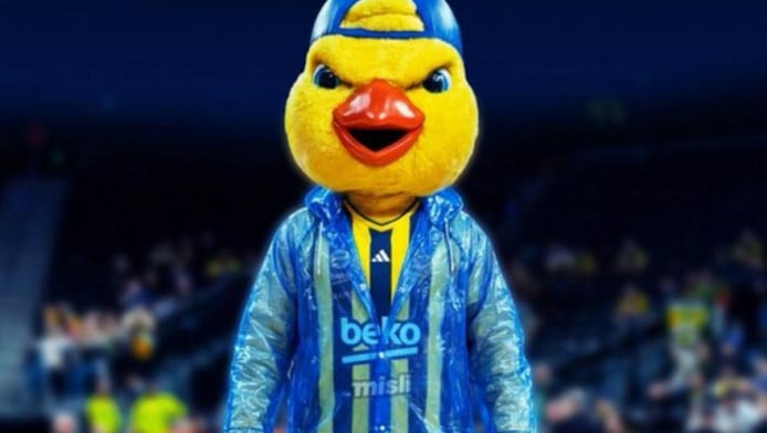 Τρολάρισμα ολκής από τη Φενέρ: Η μασκότ φόρεσε... αδιάβροχο μέσα στο ΣΕΦ!