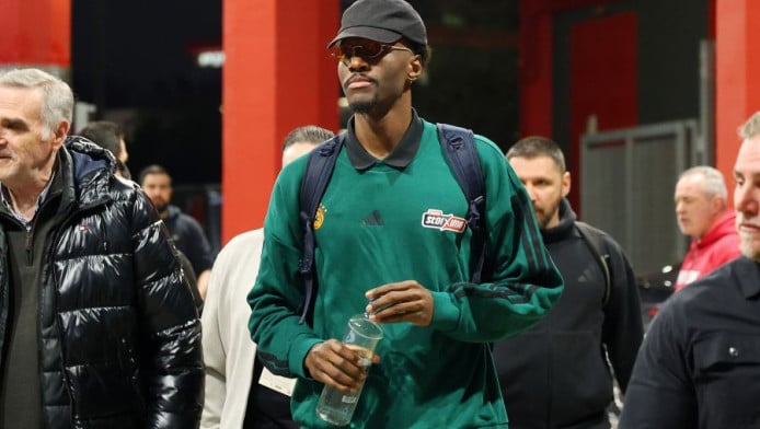 "Άκυρο" Ολυμπιακού σε Χέιζ-Ντέιβις - Δεν τον άφησαν να μπει νωρίτερα σε ΣΕΦ