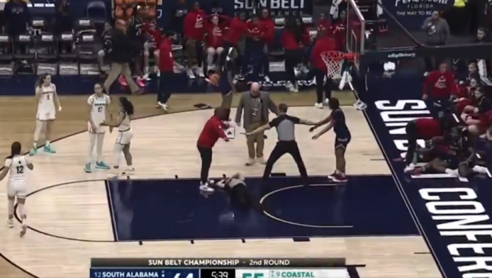 Τρελό ξύλο στο γυναικείο μπάσκετ - Νοκ άουτ ο διαιτητής (ΒΙΝΤΕΟ)