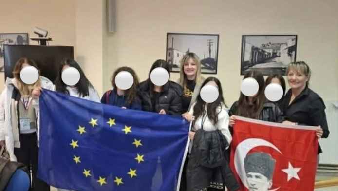 Αντιδράσεις στην Ελασσόνα για φωτογράφιση αντιδημάρχου με σημαία του Κεμάλ 