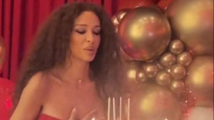 Ελένη Φουρέιρα: Ανέβηκε στην καρέκλα για να σβήσει την εξαώροφη τούρτα της!