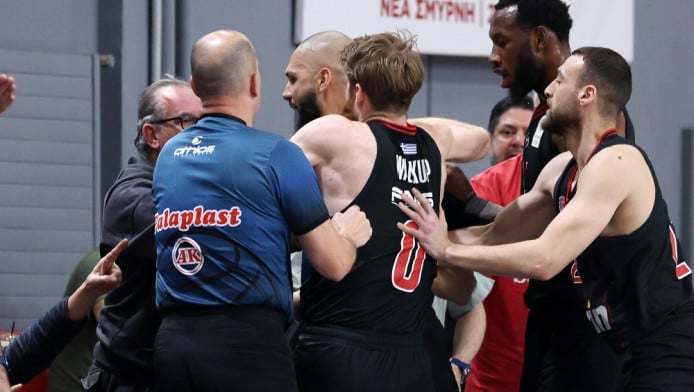 Ξέφυγε ο Φουρνιέ: Την "έπεσε" σε φίλο του Πανιωνίου στα court seats! (Vid)