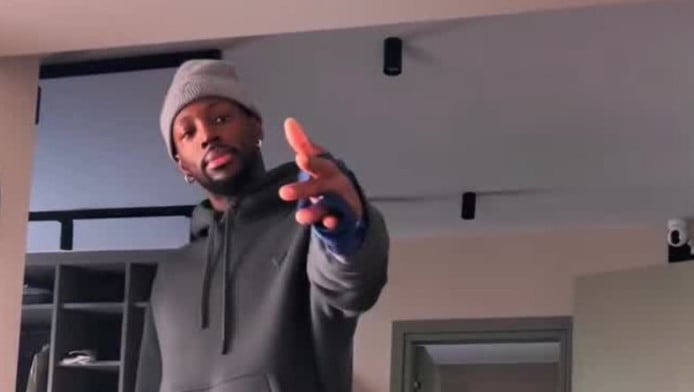 Ο Γκραντ με τον ειδικό νάρθηκα - Τι έγραψε η σύζυγός του (ΒΙΝΤΕΟ)