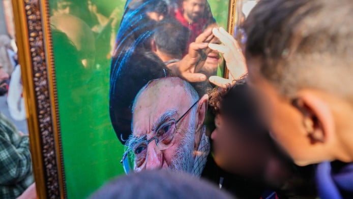 Ιράν: Νεκρός ο Χαμενεΐ και η οικογένειά του- Μπαράζ εκρήξεων στη Μ. Ανατολή