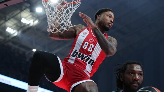 Διαψεύδει για Τζόουνς η ΚΑΕ Ολυμπιακός - Τι χειρονομία έκανε (ΒΙΝΤΕΟ)