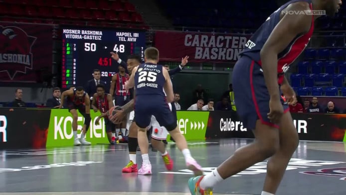 Απίστευτο τρίποντο και φάουλ του Κρις Τζόουνς (ΒΙΝΤΕΟ)