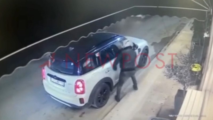 Νέα Φιλαδέλφεια: Έτσι άρπαζαν τσάντες από γυναίκες οδηγούς (ΒΙΝΤΕΟ)