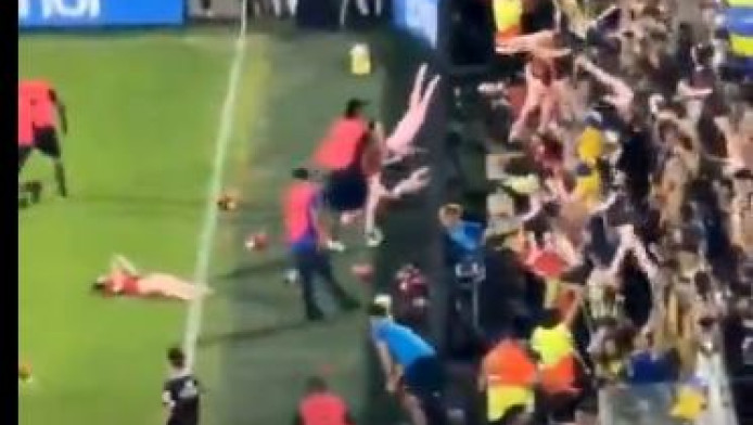 Πέταξαν φουσκωτές κούκλες στο χορτάρι για να πικάρουν τους αντιπάλους!