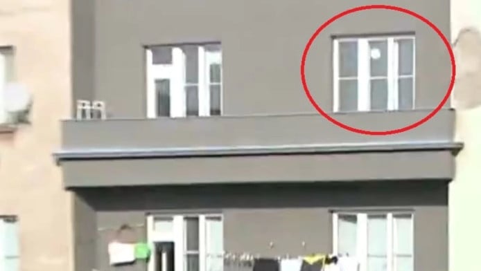 Καλά της έκανες! Τερματοφύλακας έστειλε τη μπάλα σε μπαλκόνι στην Τσεχία