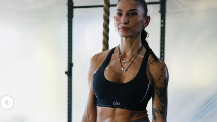 Η γυμνάστρια που έγινε viral για τον τρόπο που γυμνάζει τους πελάτες της!