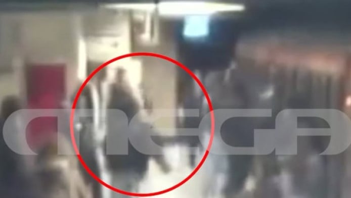 Σοκ στο Μετρό! 20χρονος ξυλοκοπείται από τέσσερις για μια αλυσίδα (Vid)