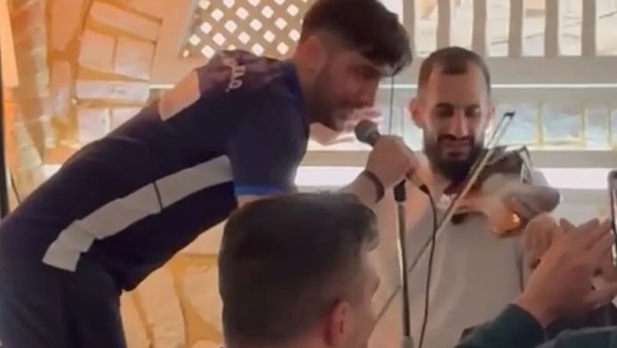 Πήρε την άνοδο και είπε και ένα τραγούδι ο Μανωλάς (ΒΙΝΤΕΟ)