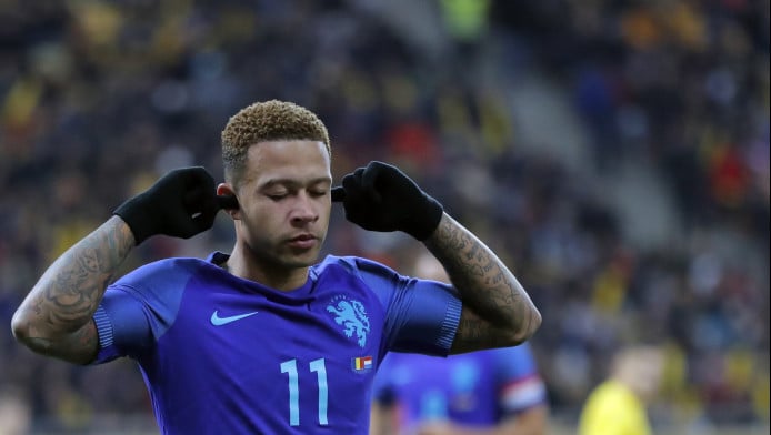 Αδιανόητο στιγμιότυπο με Ντεπάι! Έπαιζε με το κινητό του στον πάγκο (Vid)