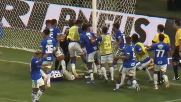 Σοβαρά επεισόδια και 23 αποβολές στο Κρουζέιρο - Ατλέτικο Μινέιρο (BINTEO)