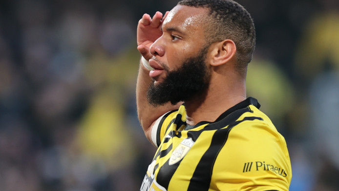 Το "κόλλησε" και χαιρέτησε στρατιωτικά ο Μουκουντί! Live: ΑΕΚ-ΑΕΛ 1-0 (Vid)