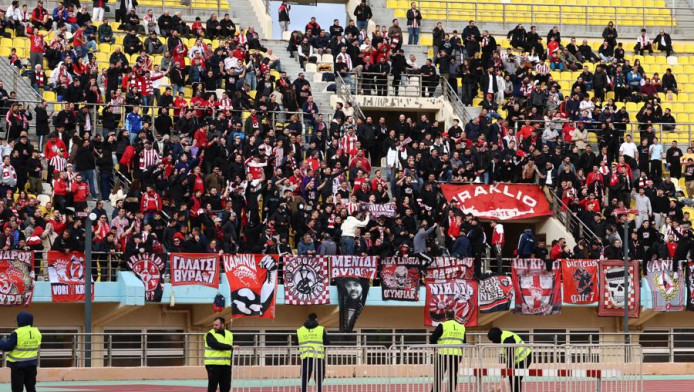 "Ερυθρόλευκο" το Ηράκλειο - Δυναμικό παρών των οπαδών του Ολυμπιακού