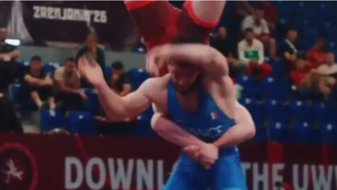 Απίστευτη κίνηση νίκης στην πάλη - Έκανε τον «ιπτάμενο σκίουρο» (ΒΙΝΤΕΟ)