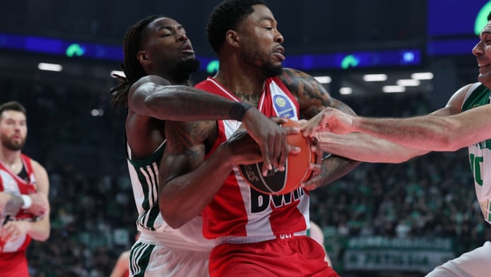 Προκλητικός Τζόουνς: Έδειξε το μεσαίο δάχτυλο σε οπαδούς του ΠΑΟ! (ΦΩΤΟ)