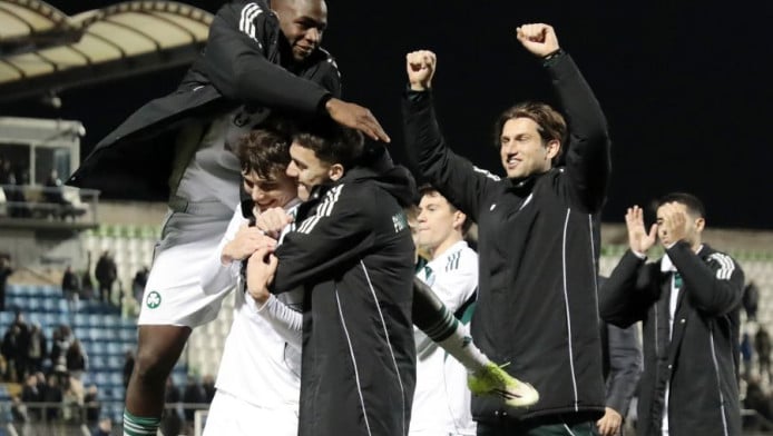 Αποθεώθηκαν οι παίκτες του ΠΑΟ από τον κόσμο - Πανηγυρισμοί μετά το διπλό