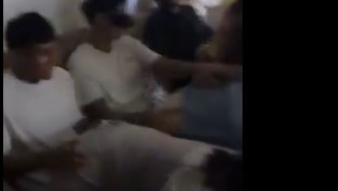 Σάλος: Δύο ποδοσφαιριστές σε... περίεργες πόζες με κορίτσια (ΒΙΝΤΕΟ)