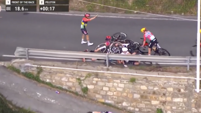 Σώθηκε από θαύμα: Κόβει την ανάσα η καραμπόλα σε αγώνα ποδηλασίας