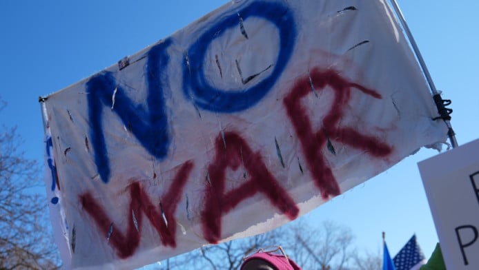 Πόσο μπορεί να φτάσει η βενζίνη και το ρεύμα στην Ελλάδα λόγω του πολέμου